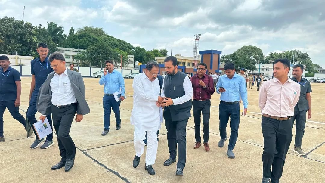 mlarbpatil's tweet photo. ರಾಜ್ಯದ ನೂತನ ಮುಖ್ಯಮಂತ್ರಿಗಳಾಗಿ ನೂತನ ಅನುಭವ ಮಂಟಪದ ಕಾಮಗಾರಿ ಪ್ರಗತಿಪರಿಶೀಲನೆ ನಡೆಸಲು ಪ್ರಪ್ರಥಮ ಬಾರಿಗೆ ಬೀದರ ಜಿಲ್ಲೆಗೆ ಹಾಗೂ ಶರಣರ ನಾಡು ಬಸವಕಲ್ಯಾಣಕ್ಕೆ ಆಗಮಿಸುತ್ತಿರುವ ಮಾನ್ಯ ಮುಖ್ಯಮಂತ್ರಿ ರವರು ಸನ್ಮಾನ್ಯ ಶ್ರೀ ಡಿ. ಕೆ. ಶಿವಕುಮಾರ ಹಾಗೂ ಮಾನ್ಯ ಉಪಮುಖ್ಯಮಂತ್ರಿ ರವರಾದ ಡಾ. ಜಿ. ಪರಮೇಶ್ವರ ರವರೂಂದಿಗೆ ಬೀದರಗೆ ಪ್ರಯಾಣ. https://t.co/jd06WhhJa0