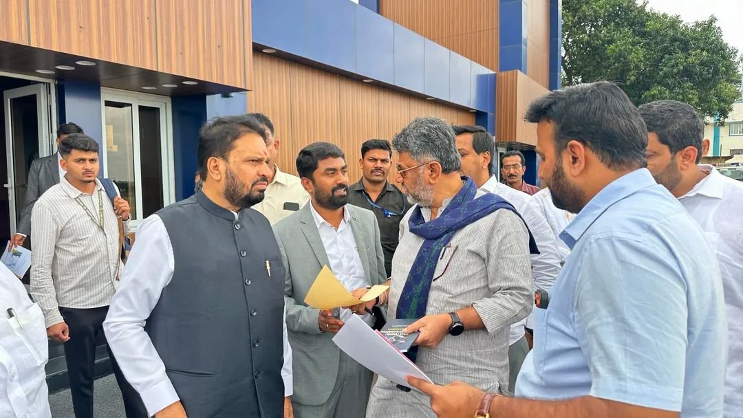 mlarbpatil's tweet photo. ರಾಜ್ಯದ ನೂತನ ಮುಖ್ಯಮಂತ್ರಿಗಳಾಗಿ ನೂತನ ಅನುಭವ ಮಂಟಪದ ಕಾಮಗಾರಿ ಪ್ರಗತಿಪರಿಶೀಲನೆ ನಡೆಸಲು ಪ್ರಪ್ರಥಮ ಬಾರಿಗೆ ಬೀದರ ಜಿಲ್ಲೆಗೆ ಹಾಗೂ ಶರಣರ ನಾಡು ಬಸವಕಲ್ಯಾಣಕ್ಕೆ ಆಗಮಿಸುತ್ತಿರುವ ಮಾನ್ಯ ಮುಖ್ಯಮಂತ್ರಿ ರವರು ಸನ್ಮಾನ್ಯ ಶ್ರೀ ಡಿ. ಕೆ. ಶಿವಕುಮಾರ ಹಾಗೂ ಮಾನ್ಯ ಉಪಮುಖ್ಯಮಂತ್ರಿ ರವರಾದ ಡಾ. ಜಿ. ಪರಮೇಶ್ವರ ರವರೂಂದಿಗೆ ಬೀದರಗೆ ಪ್ರಯಾಣ. https://t.co/jd06WhhJa0