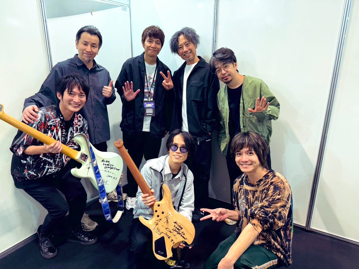 kumagai_kazuumi's tweet photo. ASIAN KUNG-FU GENERATIONの皆様と！お話しさせて頂きありがとうございました😭

19年前のアジカンの大阪城ホール公演が、私の人生初のライブ観戦でした。

ドクストでいうゼノ、ハイキューでいう「小さな巨人」的な存在。バンド、続けてて良かった。

サインも頂いた🎸
家宝すぎて弾けない。 https://t.co/xeGfJ24XMw