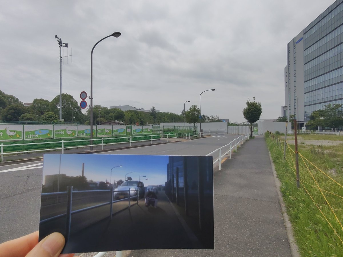 nakatsu_river2's tweet photo. FS後編で宗介が遙をピックアップした場所に行って来たよ。
奥のビル工事が終わっていました。歩道脇の空地はそのままだったので雰囲気は変わっていなくて良かった。
ただし遙がしゃがみ込んだ脇にあったガードレールは撤去されていました。 https://t.co/b6p9pUJOj3