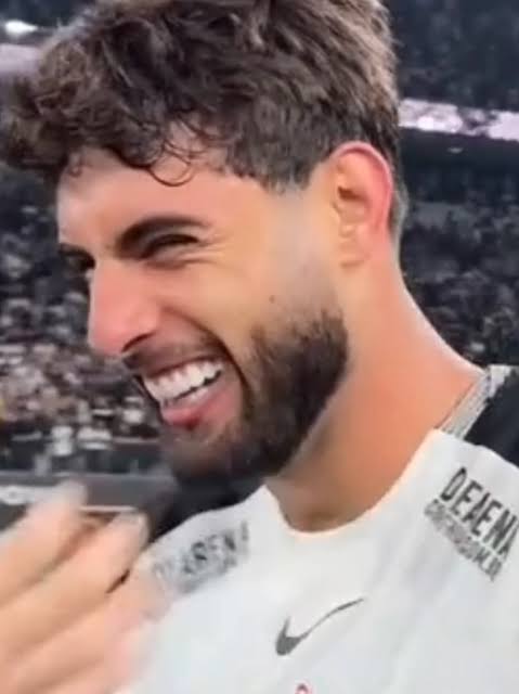 Snaihtniroccccc's tweet photo. * Centro avante italiano perde o 3° gol feito no jogo com o Corinthians a 7 pontos de sair da zona de rebaixamento *

A imagem na minha tv: https://t.co/UILRNZjzTh