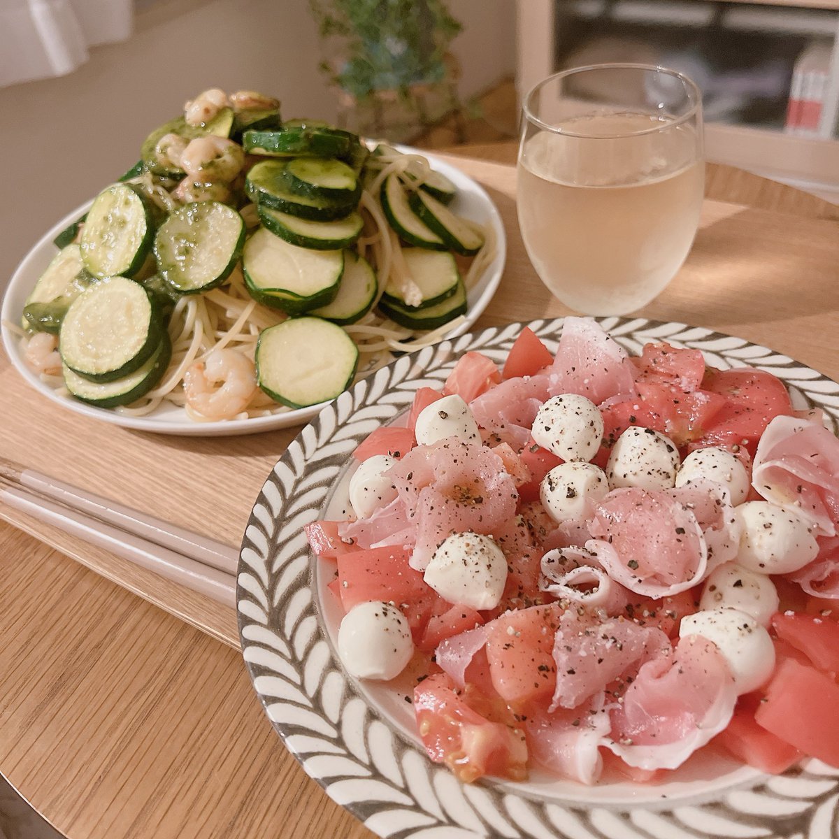 aminem_ghost's tweet photo. 冷製ズッキーニ&amp;エビパスタ（特盛）と生ハム入りカプレーゼにて‥🥳やはり食は日中の疲れを癒しますね‥

毎日美味しいご飯食べたい🤤

#おうちごはん https://t.co/JNUvrxqacy