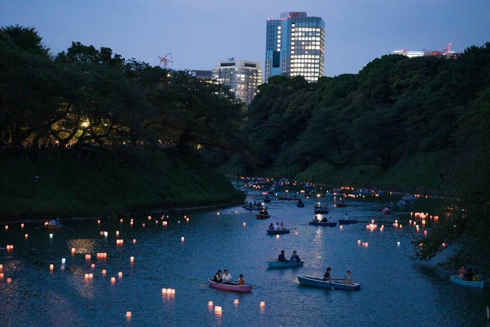 fashionpressnet's tweet photo. 「灯ろう流し」東京・千鳥ヶ淵で、約2,000個の灯りが水面にきらめく夏イベント - https://t.co/r62mOvJDNb https://t.co/16FsRO7vKK