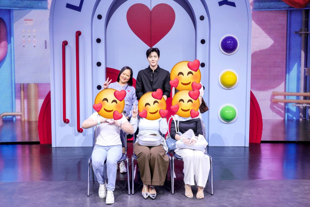 JuneNattapat's tweet photo. ขอลงความแต้มบุญกับ ศลป.เกานิดนึง
แต้มบุญขั้นสุดละ กับการเป็นผู้โชคดีได้ Photo Group 1:5 แฟนมีตคิมซอนโฮ
แถมลำดับเลข 59 คือได้ยืนข้างๆ คิมซอนโฮเลย แถมท้ายด้วยเอสเลข 59 ไปเล่นหวยงวดที่ผ่านมา ถูกอีก 😄😆😍🥰
#คิมซอนโฮ #김선호 #KIMSEONHO
#LOVE_FACTORY
#love_factory_in_bangkok https://t.co/vrl9ejNGp2
