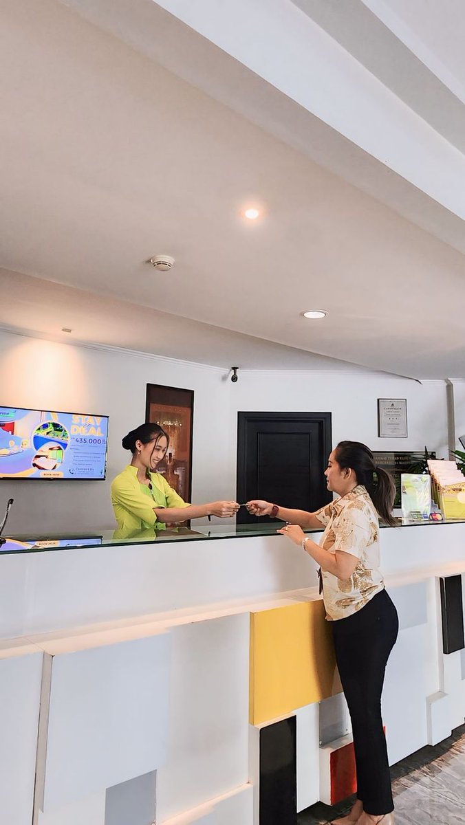 Tukangfotozznw's tweet photo. Temen gw kerja di front office hotel bintang 4 di Bali.
Suatu malam gw tanya: "Kalau gw mau nginep di hotel lo, booking di mana yg paling murah?"
Dia bilang satu kalimat.

Satu kalimat yg bikin gw gak pernah lagi booking lewat Agoda atau Traveloka.

Dan setelah lo baca thread ini, lo juga gak akan.

Kalimatnya:
"Telepon langsung ke hotel. Bilang lo liat harga di Agoda Rp sekian. Minta harga lebih murah. Kita PASTI kasih."
Gw kaget.
"Serius?"
"Serius. Tiap tamu yg booking lewat app, hotel bayar komisi 15 sampai 25 persen ke app itu. Kamar Rp 1 juta? Rp 150 ribu sampai Rp 250 ribu masuk ke kantong Agoda. Bukan ke hotel."
"Jadi kalau gw telepon langsung?"
"Komisi itu gak ada. Hotel bisa kasih lo harga lebih murah DAN tetep untung lebih gede. Semua seneng. Kecuali Agoda."

Gw coba.
Hotel yg sama. Kamar yg sama. Tanggal yg sama.
Harga di Traveloka: Rp 1.250.000. Harga di Agoda: Rp 1.180.000.
Gw telepon hotel langsung. Bilang: "Saya liat di Agoda harga kamar deluxe tanggal segini Rp 1.180.000. Ada harga lebih baik kalau saya booking langsung?"
Jawaban resepsionis: "Bisa, Kak. Kami bisa kasih Rp 950.000. Sudah termasuk sarapan."
Selisih: Rp 300.000. Plus dapet sarapan yg di app BELUM termasuk.
Satu telepon. 2 menit. Hemat Rp 300 ribu.

"Kenapa hotel gak pasang harga murah itu di website sendiri aja?"
Nah. Ini bagian yg gelap.
Temen gw bilang: "Kita GAK BOLEH."
Hotel punya kontrak dg Agoda, Traveloka, Booking com. Di kontrak itu ada satu klausul yg namanya RATE PARITY.
Artinya: hotel DILARANG pasang harga lebih murah di channel lain, termasuk website sendiri, selama harga itu bisa diliat publik.
Kalau ketahuan, app bisa turunin ranking hotel di hasil pencarian. Hotel jadi gak keliatan. Booking anjlok. Revenue mati.

Jadi hotel terjebak. Mau kasih harga murah ke tamu, tapi gak boleh.
Kecuali lewat satu celah.

Celahnya: TELEPON.
Rate Parity berlaku buat harga yg DIPUBLIKASI. Website, app, iklan.
Tapi harga yg dikasih lewat telepon? Itu PRIVATE. Gak dipublikasi. Gak bisa ditrack sama Agoda.
Makanya temen gw bilang: "Telepon langsung."
Bukan lewat WhatsApp resmi hotel (bisa diaudit). Bukan lewat website (bisa ditrack).
TELEPON. Suara ke suara. Gak ada jejak digital buat Agoda trace
Ini bukan cheat. Ini cara hotel kasih harga yg SEHARUSNYA lo dapet dari awal. Sebelum 15-25% dipotong buat komisi app

Gw tanya lebih jauh: "Trs kenapa gak semua orang tau ini?"
Temen gw ketawa.
"Krn Agoda dan Traveloka spend MILIARAN buat iklan. Google Ads. Instagram Ads. Influencer. Cashback. Promo.
Semua itu biar lo TERBIASA booking lewat mereka.
Biar lo gak pernah kepikiran buat telepon langsung.
Biar lo gak pernah tau bahwa Rp 150 ribu dari setiap booking lo itu masuk ke kantong app, bukan ke hotel yg ngelayanin lo."

Dan satu lagi yg temen gw bilang.
"Kalau lo telepon dan bilang lo MEMBER loyalty program hotel, harga bisa turun lebih jauh lagi."
IHG Rewards. Marriott Bonvoy. Accor ALL. Daftar GRATIS.
Member rate kadang 10-20% lebih murah dari harga publik. Dan itu SAH. Krn member rate masuk kategori "private rate" yg gak kena aturan Rate Parity.
Jadi stacknya:
Harga Traveloka: Rp 1.250.000. Harga telepon langsung: Rp 950.000. Harga member rate: Rp 850.000.
Selisih total: Rp 400.000. Buat yg PERSIS SAMA

Senjata lo:
Satu. JANGAN langsung booking di app. Liat harga di sana, catat, tapi JANGAN klik bayar.
Dua. Telepon hotel langsung. Bilang: "Saya liat harga di Agoda Rp sekian. Ada harga lebih baik kalau booking langsung?" Kalimat itu aja. Gak perlu negosiasi keras.
Tiga. Daftar loyalty program hotel GRATIS. IHG, Marriott, Accor , semua bisa daftar di app tanpa bayar. Member rate bisa lebih murah lagi.

Empat. Kalau hotel chain besar: cek website resmi mereka. Banyak yg punya "Best Rate Guarantee" kalau lo nemu harga lebih murah di app lain, mereka MATCH dan kadang kasih diskon tambahan.
Lima. Kalau hotel independen atau boutique: WhatsApp atau DM Instagram mereka. Hotel kecil LEBIH fleksibel soal harga krn gak seketat chain besar soal Rate Parity.

Agoda dan Traveloka bukan musuh.
Mereka berguna buat CARI hotel. Bandingin fasilitas. Baca review. Liat foto.
Tapi begitu lo udah tau hotel mana yg lo mau?
Tutup app. Buka dial pad. Telepon.
2 menit. Satu kalimat. Rp 300-400 ribu lebih murah.
Temen gw bilang ini ke gw. Sekarang gw bilang ke lo.
Dan sekarang lo tau kenapa Agoda gak mau lo tau ini.

cc : emmawithai