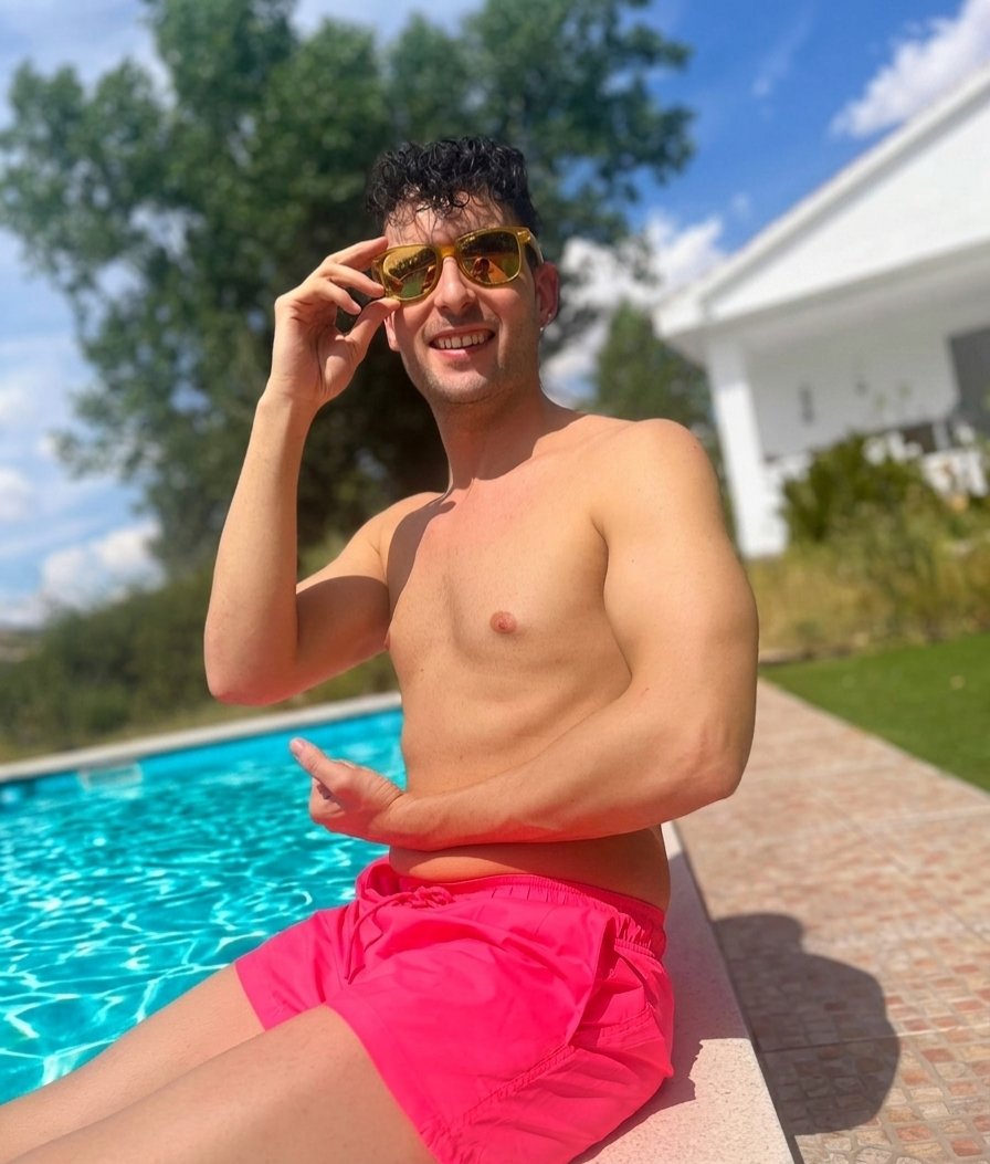 OSCARGOLD_'s tweet photo. ¿Playa o piscina? Yo lo tengo claro... 👀☀️🍉💦
​.
.
​#OscarGold PoolVibes #FelizLunes y feliz verano https://t.co/oIiwyUUt7Q