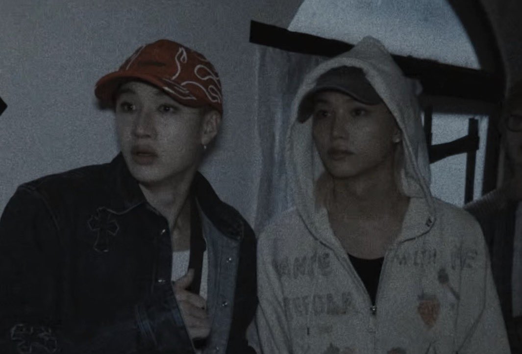 gnabnahc97chris's tweet photo. chan being glued to felix and hiding behind him please 😭 https://t.co/fO2GN7R32B