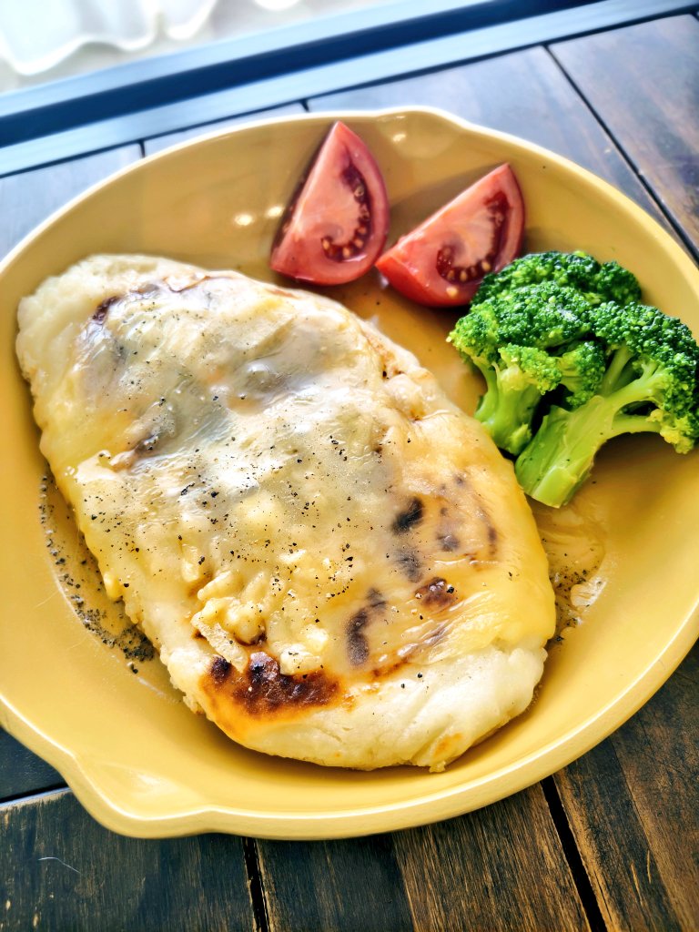 2225Sky's tweet photo. 米粉で作ったナン
厚焼きになっちゃってもっちもち
①はちみつチーズがけ
②トマトカレー＆サグカレー

#ナンの日 https://t.co/j41JqIPbY4