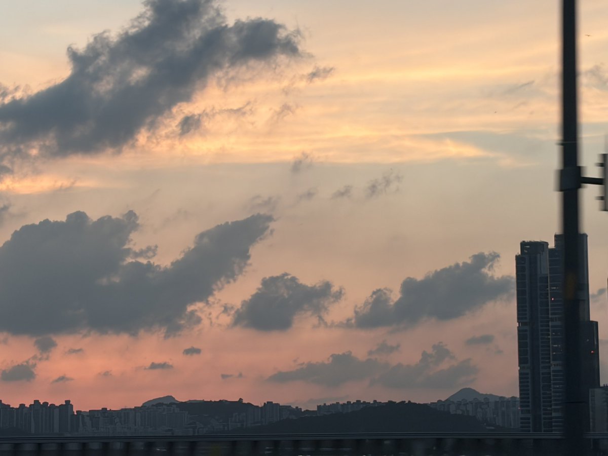 kirinyangz's tweet photo. 260706 🩵💭 8:01PM KST

📸

“wah..it’s a masterpiece”

“the sky is so pretty”

“wah….” https://t.co/wiIi3YIlnJ