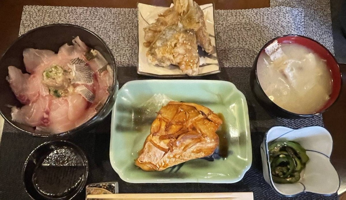 happynedaland's tweet photo. 本日の焦がれ香宿泊者限定550円お夕飯は、
・海鮮丼(ハマフエフキ、イサキ、クロムツ)
・クロムツの竜田揚げ
・ウスバハギの煮付け
・昆布ピーマン
・あら汁

でのご提供です😋 https://t.co/bRSzCglVbc