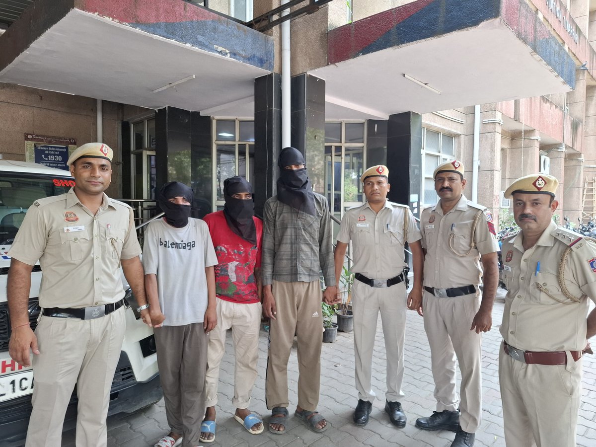 TV24NewsChanel's tweet photo. 🚨उत्तर जिला पुलिस ने DCP राजा बांठिया IPS के कुशल निर्देशन में थाना वजीराबाद के चर्चित ब्लाइंड मर्डर केस का सफलतापूर्वक खुलासा करते हुए तीन आरोपियों को गिरफ्तार किया है।
#DelhiPolice #NorthDistrict #Wazirabad

21 मई 2026 को जगतपुर पुस्ता रोड स्थित यमुना खादर में एक युवक का शव मिला था। जांच में मृतक की पहचान नेहरू विहार निवासी चंदन सैनी (34) के रूप में हुई। इसके बाद थाना वजीराबाद और AATS की संयुक्त टीम ने जांच शुरू की।
#CrimeNews

DCP नॉर्थ दिल्ली के मार्गदर्शन में पुलिस टीम ने CCTV फुटेज, तकनीकी विश्लेषण, स्थानीय पूछताछ और मुखबिर तंत्र की सहायता से जांच को आगे बढ़ाया। घटना वाली रात मृतक के एक ऑटो में घर से निकलने की पुष्टि हुई।
#Investigation

जांच में सामने आया कि पुरानी रंजिश और 18 मई को हुए विवाद के बाद तरुण उर्फ टन्नी ने अपने साथी धीरज और चचेरे भाई सन्नी के साथ मिलकर हत्या की साजिश रची।
#DelhiCrime

आरोपियों ने शराब पिलाने के बहाने चंदन को ऑटो में बैठाया, यमुना खादर के सुनसान इलाके में ले जाकर धारदार हथियार से उसकी हत्या कर दी और गिरफ्तारी से बचने के लिए कई राज्यों में लगातार ठिकाने बदलते रहे।
#BreakingNews

लगातार तकनीकी निगरानी और गुप्त सूचना के आधार पर पहले धीरज को लोनी (गाजियाबाद) से गिरफ्तार किया गया। उसकी निशानदेही पर तरुण उर्फ टन्नी और सन्नी महाजन को भी दबोच लिया गया।
#DelhiPolice

पुलिस ने वारदात में इस्तेमाल ऑटो बरामद कर लिया है। घटनास्थल से एक टूटा हुआ चाकू भी मिला है। हत्या में प्रयुक्त अन्य हथियार और अतिरिक्त साक्ष्यों की बरामदगी के प्रयास जारी हैं।

@CPDelhi 
@LtGovDelhi 
@HMOIndia 
@DcpNorthDelhi 
@DelhiPolice