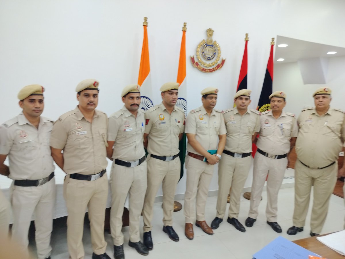 TV24NewsChanel's tweet photo. 🚨उत्तर जिला पुलिस ने DCP राजा बांठिया IPS के कुशल निर्देशन में थाना वजीराबाद के चर्चित ब्लाइंड मर्डर केस का सफलतापूर्वक खुलासा करते हुए तीन आरोपियों को गिरफ्तार किया है।
#DelhiPolice #NorthDistrict #Wazirabad

21 मई 2026 को जगतपुर पुस्ता रोड स्थित यमुना खादर में एक युवक का शव मिला था। जांच में मृतक की पहचान नेहरू विहार निवासी चंदन सैनी (34) के रूप में हुई। इसके बाद थाना वजीराबाद और AATS की संयुक्त टीम ने जांच शुरू की।
#CrimeNews

DCP नॉर्थ दिल्ली के मार्गदर्शन में पुलिस टीम ने CCTV फुटेज, तकनीकी विश्लेषण, स्थानीय पूछताछ और मुखबिर तंत्र की सहायता से जांच को आगे बढ़ाया। घटना वाली रात मृतक के एक ऑटो में घर से निकलने की पुष्टि हुई।
#Investigation

जांच में सामने आया कि पुरानी रंजिश और 18 मई को हुए विवाद के बाद तरुण उर्फ टन्नी ने अपने साथी धीरज और चचेरे भाई सन्नी के साथ मिलकर हत्या की साजिश रची।
#DelhiCrime

आरोपियों ने शराब पिलाने के बहाने चंदन को ऑटो में बैठाया, यमुना खादर के सुनसान इलाके में ले जाकर धारदार हथियार से उसकी हत्या कर दी और गिरफ्तारी से बचने के लिए कई राज्यों में लगातार ठिकाने बदलते रहे।
#BreakingNews

लगातार तकनीकी निगरानी और गुप्त सूचना के आधार पर पहले धीरज को लोनी (गाजियाबाद) से गिरफ्तार किया गया। उसकी निशानदेही पर तरुण उर्फ टन्नी और सन्नी महाजन को भी दबोच लिया गया।
#DelhiPolice

पुलिस ने वारदात में इस्तेमाल ऑटो बरामद कर लिया है। घटनास्थल से एक टूटा हुआ चाकू भी मिला है। हत्या में प्रयुक्त अन्य हथियार और अतिरिक्त साक्ष्यों की बरामदगी के प्रयास जारी हैं।

@CPDelhi 
@LtGovDelhi 
@HMOIndia 
@DcpNorthDelhi 
@DelhiPolice
