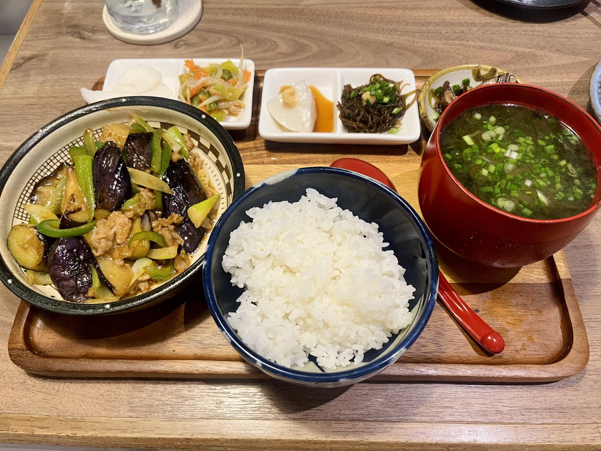 seinanana's tweet photo. 久しぶりに「琉球酒盛ちむちむ」さんで週末ランチ🍴
ここランチタイムが17時までなのが助かる〜🫶🏻
いつものナスのアンダンスー定食、食べ応えあってお腹いっぱい😘
タコスとポーたまも頼んだんだけど、タコスが！！！今まで食べたタコスの中で1番美味しかった！！！
何でだろ？チーズの旨みかな？ https://t.co/u6ItNDXCOh