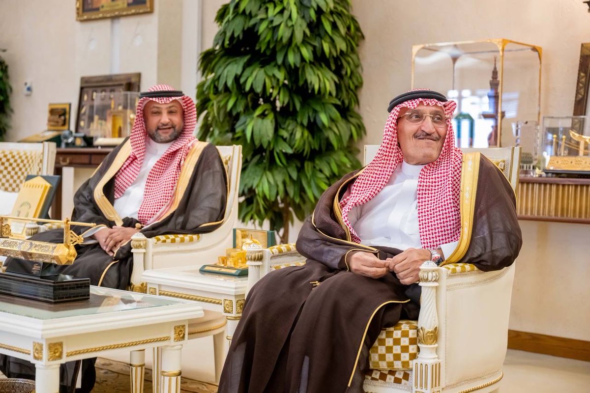 EmarahAlQassim's tweet photo. أشاد سموه بما قدم من برامج ودورات تدريبية اشتملت على تقديم 179 برنامجاً وتدريب 6680 متدرباً ومتدربة..

سمو #أمير_منطقة_القصيم يستقبل مدير عام فرع وزارة البيئة والمياه والزراعة بالمنطقة ومدير مركز التدريب الزراعي بالمنطقة ويتسلم التقرير السنوي . https://t.co/XJBNvteamp