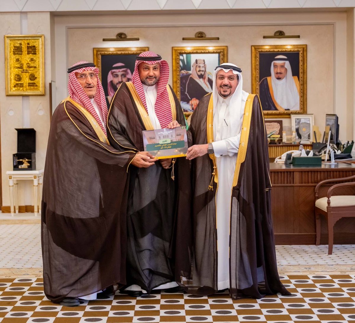 EmarahAlQassim's tweet photo. أشاد سموه بما قدم من برامج ودورات تدريبية اشتملت على تقديم 179 برنامجاً وتدريب 6680 متدرباً ومتدربة..

سمو #أمير_منطقة_القصيم يستقبل مدير عام فرع وزارة البيئة والمياه والزراعة بالمنطقة ومدير مركز التدريب الزراعي بالمنطقة ويتسلم التقرير السنوي . https://t.co/XJBNvteamp