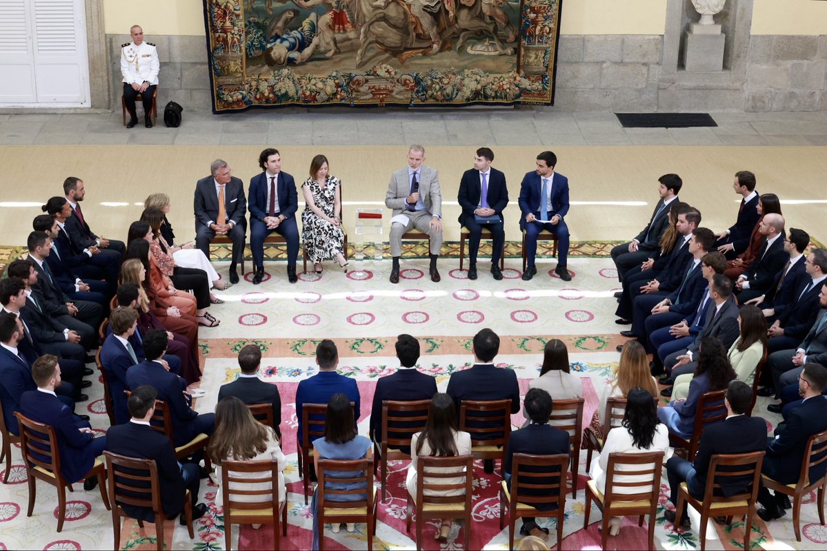 CasaReal's tweet photo. El Rey recibe en audiencia a los funcionarios de las promociones 74.º y 75.º del Cuerpo Superior de Técnicos Comerciales y Economistas del Estado.

➡️https://t.co/9Y1h8dKUmt https://t.co/J4bgCxoUB5