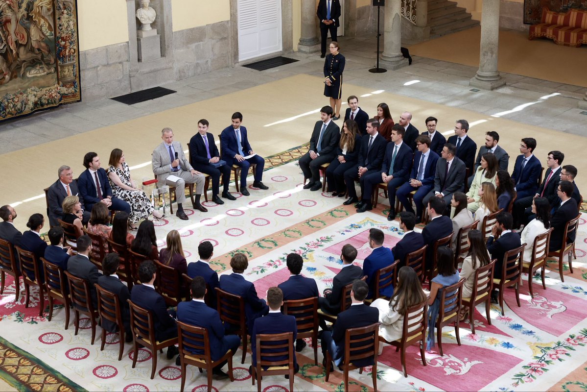 CasaReal's tweet photo. El Rey recibe en audiencia a los funcionarios de las promociones 74.º y 75.º del Cuerpo Superior de Técnicos Comerciales y Economistas del Estado.

➡️https://t.co/9Y1h8dKUmt https://t.co/J4bgCxoUB5