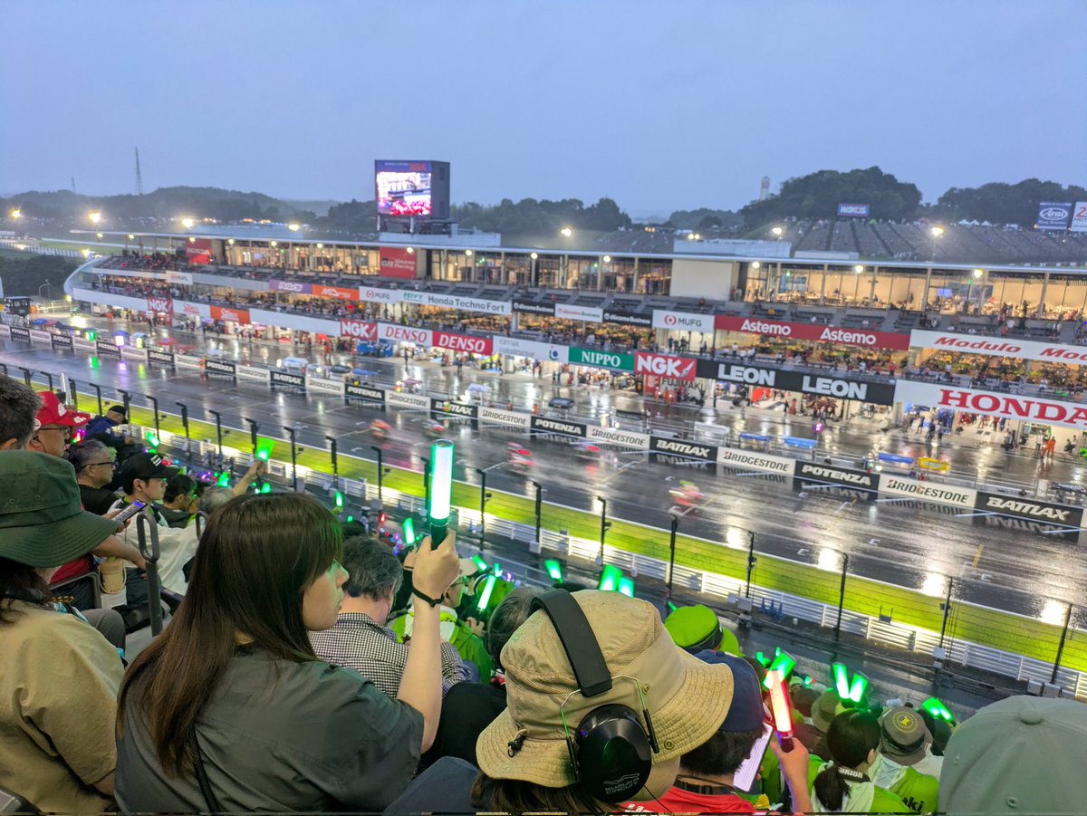 MVX25F's tweet photo. #鈴鹿８耐 
今年は雨のレースで観るのも大変でした。今後暑さの関係で1か月早く開催するなら梅雨明け前なので雨天のレースが恒例になるのかな💦雨と暑いのどちらがいいかな？ https://t.co/2iI7MOQE6W