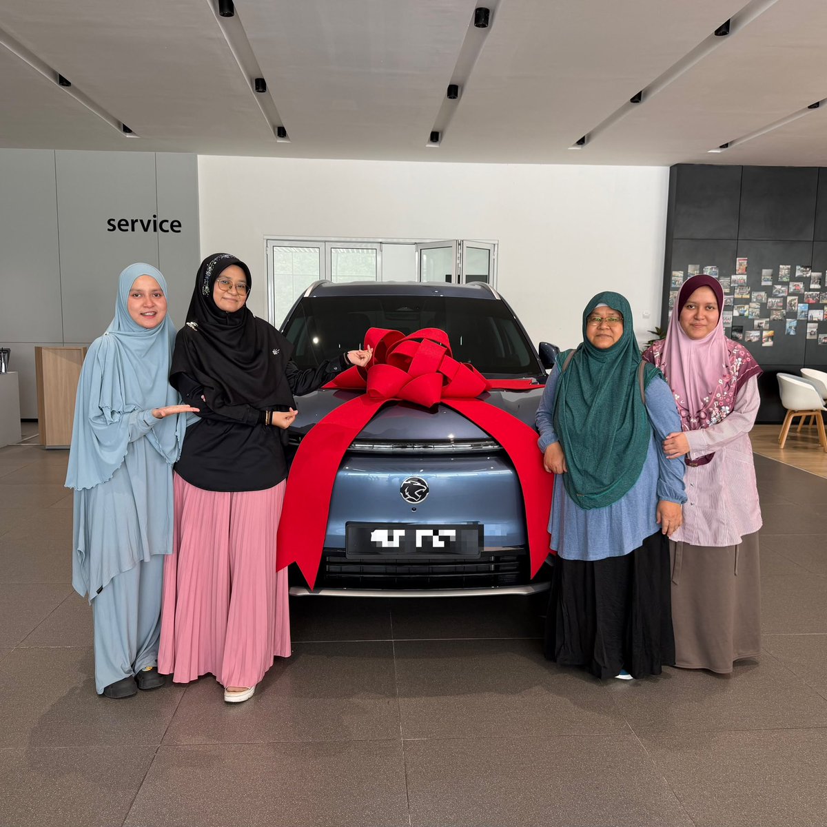 faiztasnim1's tweet photo. Congratulations!🥳 
.
MS NURZALIKHA BINTI AHMAD🤩
.
On your new purchase Proton e.MAS7 PHEV PREMIUM Aquamarine Blue and welcome to e.MAS Family!🚗🚙
.
Faiz Tasnim,
Sale specialist,
Proton e.Mas Setia Alam.

#ProtoneMAS #protonemasPHEV #ProtoneMASSetiaAlam #AbgeMAS #WheelcorpEV https://t.co/yEPVIeZW3t