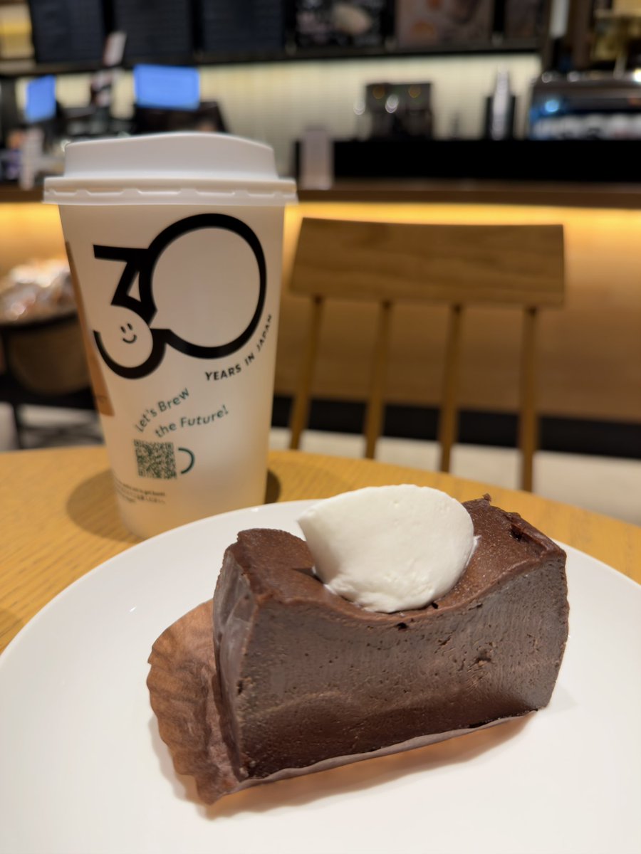 Interlightweet's tweet photo. スタバ愛知 
東海加木屋店 

カフェアメリカーノ 
チョコレートテリーヌ 復活👏🏻👏🏻👏🏻

白桃アンドアールグレイタルト の試食も頂きました😋😋😋 https://t.co/TGTe4hZ2br