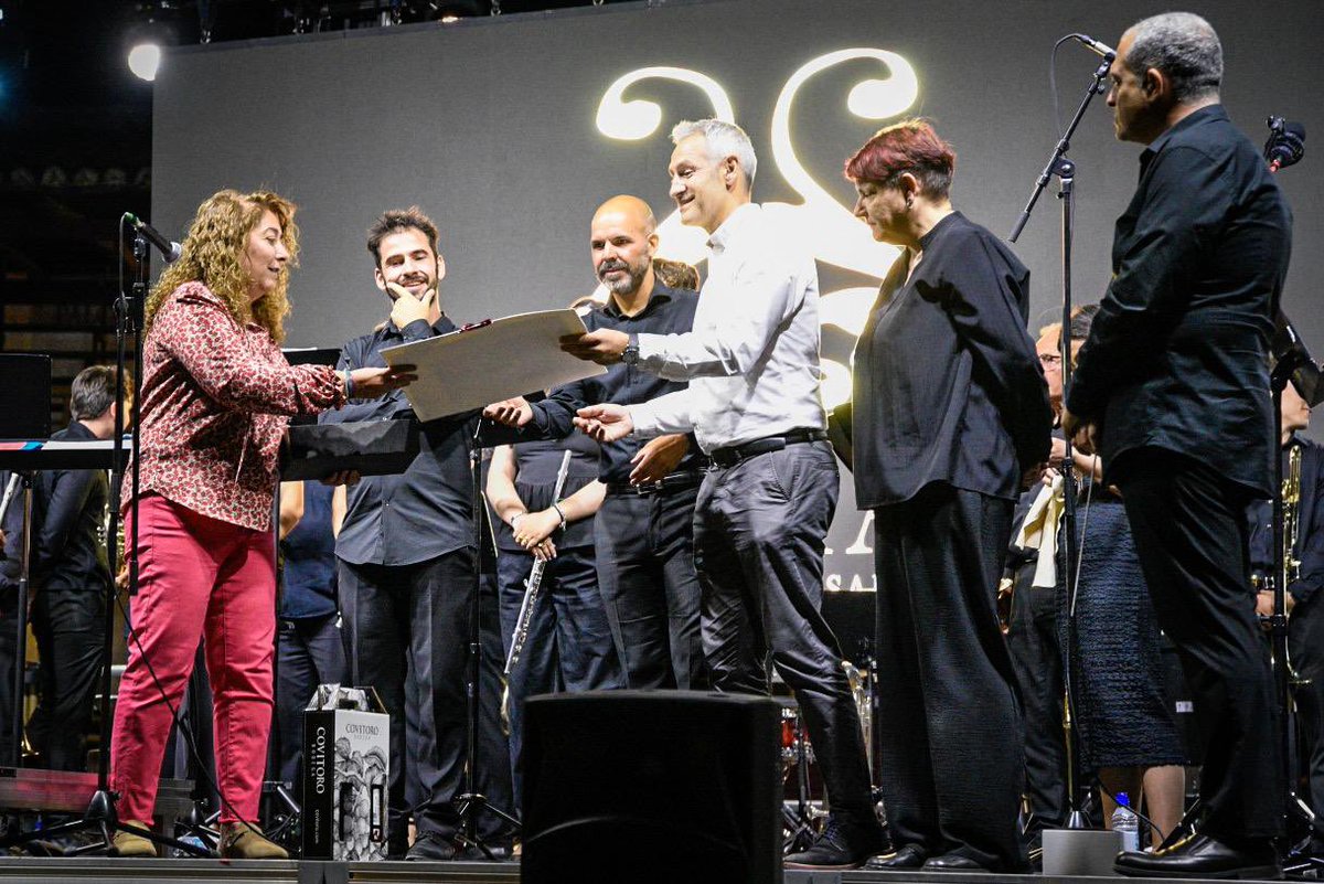 AytoLeganes's tweet photo. 🎺🥁 La Banda Sinfónica de la Escuela Conservatorio Manuel Rodríguez Sales de Leganés ha ofrecido este fin de semana un concierto en la Plaza de Toros de Toro (Zamora) junto a la Banda la Lira, en la que tocaron obras de David Rivas, músico y compositor de Toro.

La concejala de Cultura @MercedesULEG acompañó a nuestra Banda e intercambiaron obsequios institucionales con el Ayuntamiento de Toro