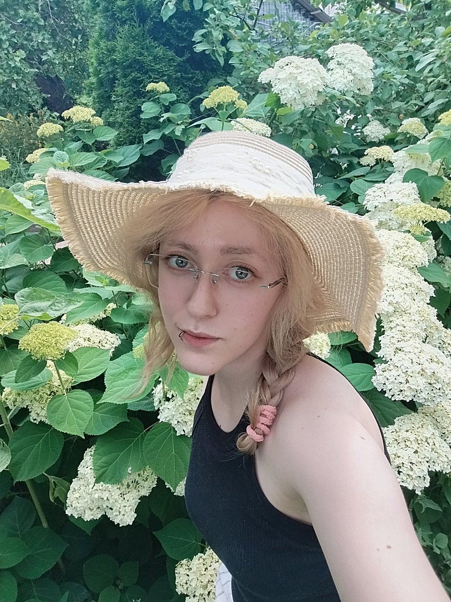 honteaa's tweet photo. постепенно расчищаю участок и выгуливаю красивые платья перед питерской рабочей вахтой на 2 недели
всë ещё потряхивает от работы в салоне длиной в дохуя лет, но теперь я садовый гном, отринувший капитализм https://t.co/5ZptfXnVuu