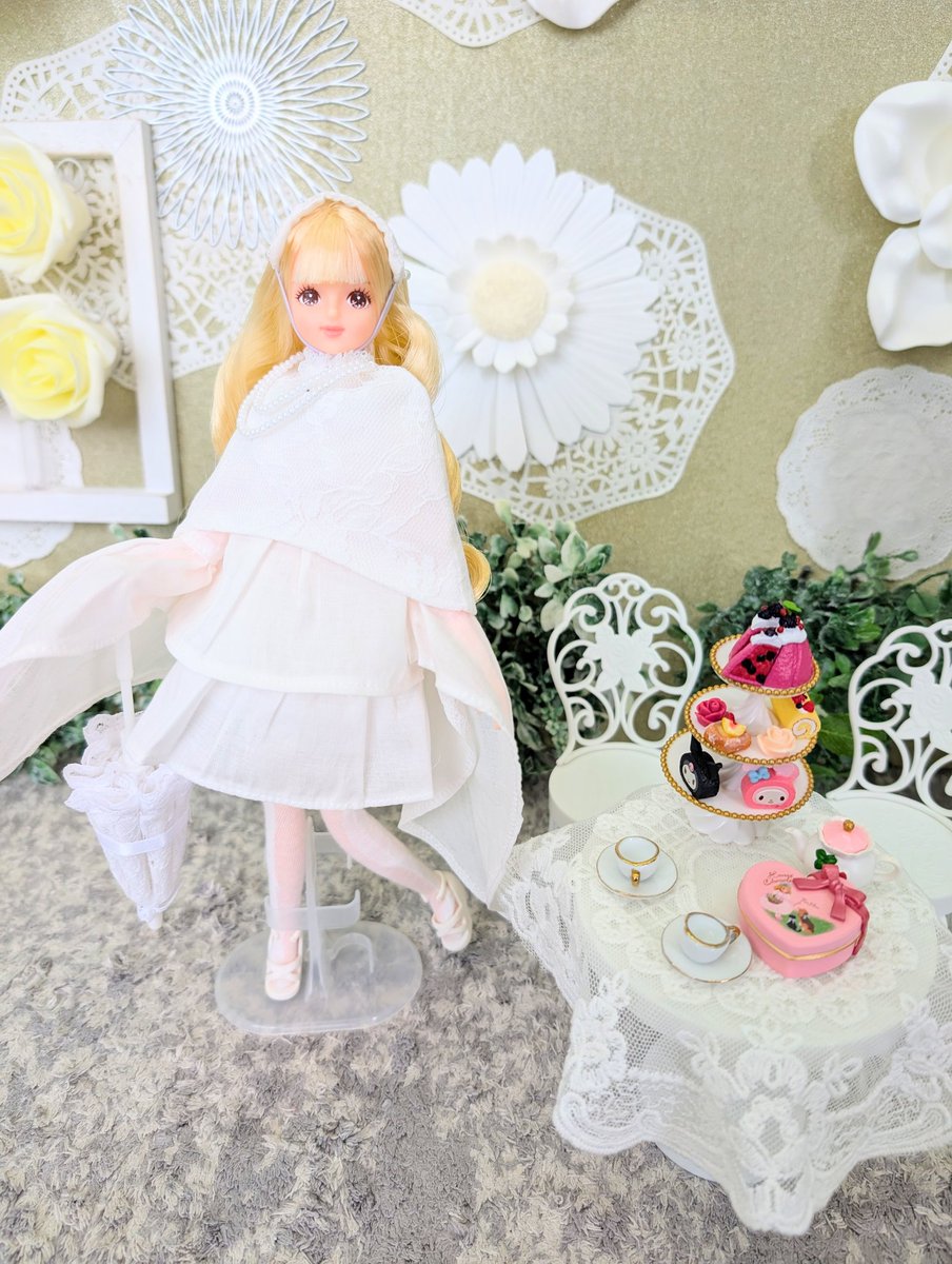 【アンティ】ドール　女の子　赤ちゃん　ドレス　お嬢様　お散歩　日傘　ダンス みらいのティータイム✨ ルンルン気分で日傘を持ってポージング