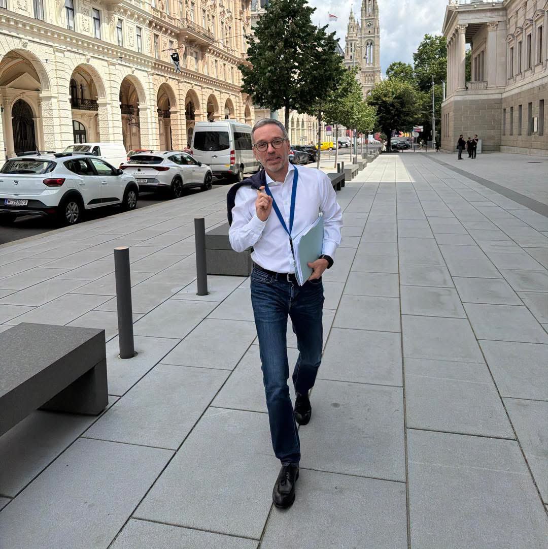 herbert_kickl's tweet photo. Am Weg ins Parlament 🇦🇹
Vor uns liegt eine intensive Plenarwoche. Wir werden der Einheitspartei wieder ordentlich die Leviten lesen. 💪 https://t.co/Z4YyCzHmdi