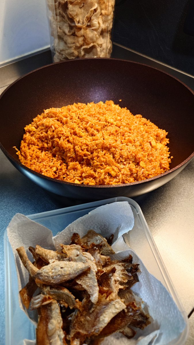 fzybear's tweet photo. Tonight we have, Fried Rice with Silver-Stripe Round Herring (ikan tamban) Crackers and Fried Salted Silver White Croaker (ikan gelama) https://t.co/FWNUgJOAiG