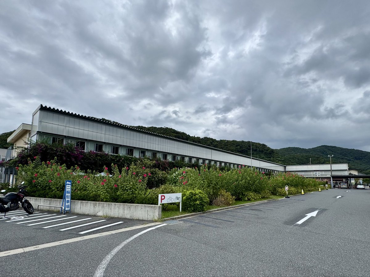 ck_eh8's tweet photo. 千葉県・道の駅保田小学校！廃校になった小学校をリノベーションした道の駅保田小学校！道の駅最強ランキングで全国1213駅の中から第2位に選ばれた話題の道の駅！日帰り温浴施設もあり教室に泊まれる珍しい道の駅！近くは何度となく通っていましたが訪れるのは初めて〜！

#城 #旅 #神社 #寺 #御城印 #御朱印 #グルメ #日本史