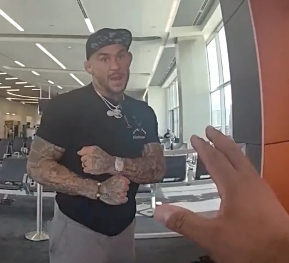 KirmiziKoseMMA's tweet photo. 🚨 Dustin Poirier, havalimanında polisle olan kavgasından sonra sponsorlarını kaybettiğini açıkladı:

‘’Şu an durum biraz belirsiz. Bence her şey henüz çok taze. Bildiğim tek şey, büyük bir sponsorumun artık sponsorum olmadığı.
Birkaç tane sponsorluk kaybettim. Ortalıktaki toz duman dağıldığında kimin hâlâ yanımda olup olmadığını görmek için bekliyorum. O gün bana sadece utanç ve aileme karşı bir mahcubiyet yüklemekle kalmadı, aynı zamanda bana çok paraya da mal oldu. Sponsorlarımı kaybediyorum, işlerimi kaybediyorum ve önceden ayarladığım şeyleri kaybediyorum.

O hafta yapmam gereken üç iş de iptal oldu, bitti. Çok büyük bir sponsorum gitti.’’
