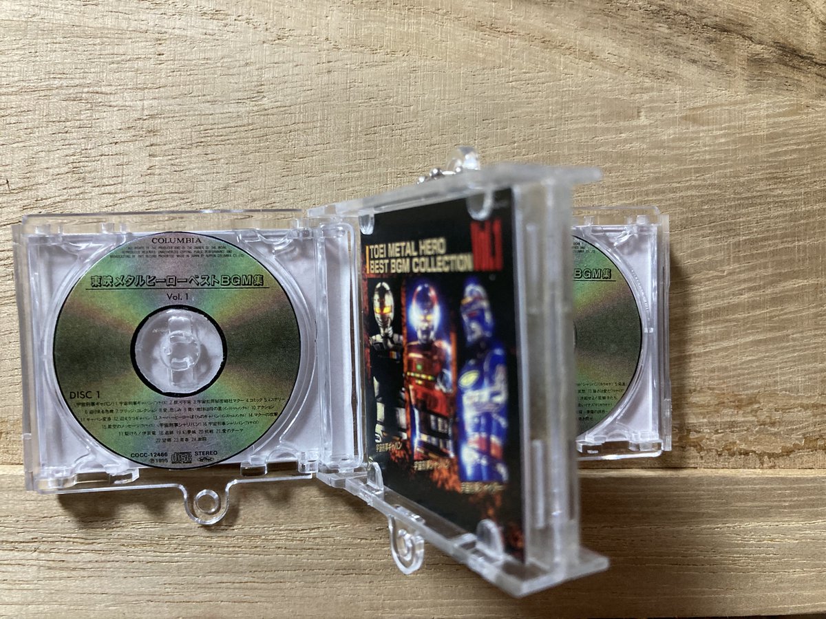 SHARIVAN_CRASH's tweet photo. セリアにＣＤケース風キーホルダーがあると聞いたので、２つ買ってきて強力両面テープでくっつけて
、初めて買った２枚組ＣＤ「東映メタルヒーローベストＢＧＭ集Vol.１」を再現してみた https://t.co/eiBJB5gaq0
