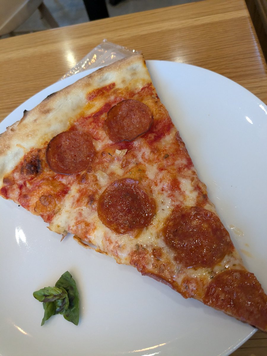 Heironorama's tweet photo. NY style pizza in Zao ❤️ https://t.co/Sk5PPvbYbE