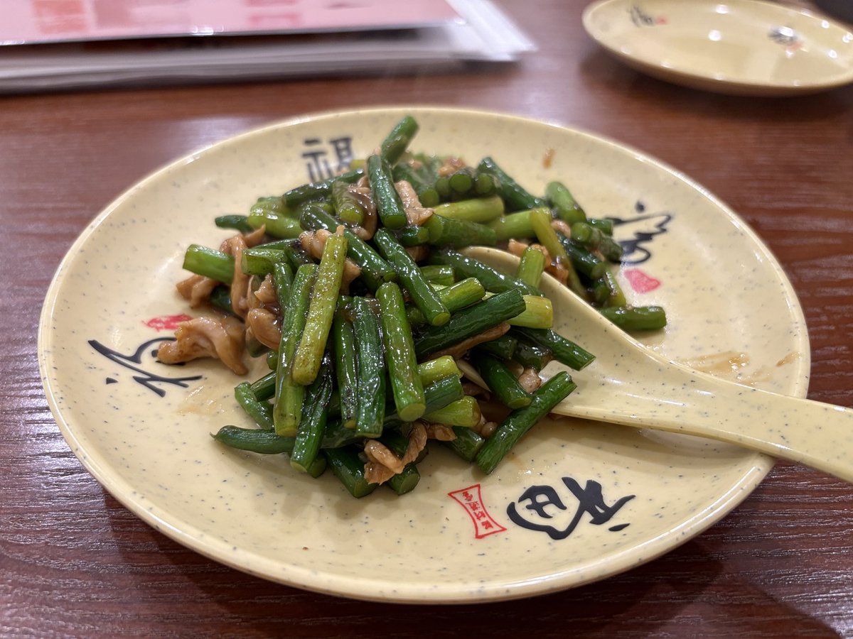 KAZE_XP's tweet photo. 中国北方家庭料理 順香。
初来訪。

海鮮あんかけ焼きそば順香風と、にんにくの芽と豚肉の炒め物。

餡がむっちゃ熱い。
初手火傷は免れなかった。

ガチ中国料理で、メニューに困ったわね。
食べたい物のイメージと少しズレてた。
美味しいは美味しいけれどね。 https://t.co/H7AHN0t5AK