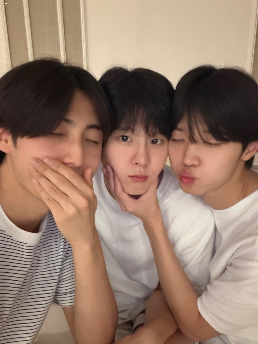 LeeEunsang_Br's tweet photo. #FLYHIGH • Nova foto de EUNSANG com Dongpyo e Wooseok, enviada por Dongpyo
#이은상 #LEEEUNSANG
#은상 #EUNSANG @LES_BNM https://t.co/iZz3r4KMI2