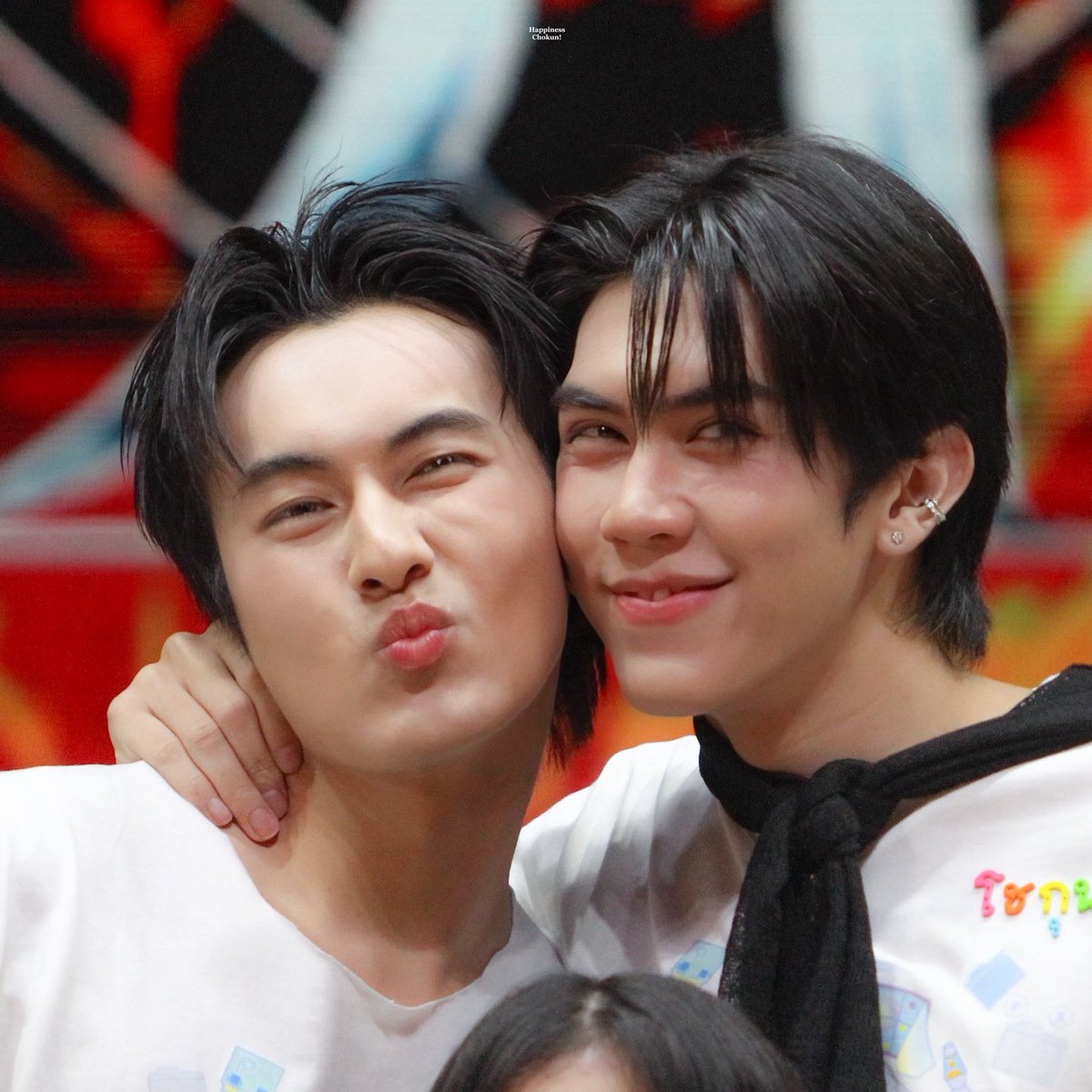 happinesschokun's tweet photo. น้องกรพกแมวไปฮ่องกรด้วยหยอ🐶🐱✨

#PROXIE1stFANCONinHK
#PROXIEGorn 
#PROXIEChokun https://t.co/QNCeFmXyBE