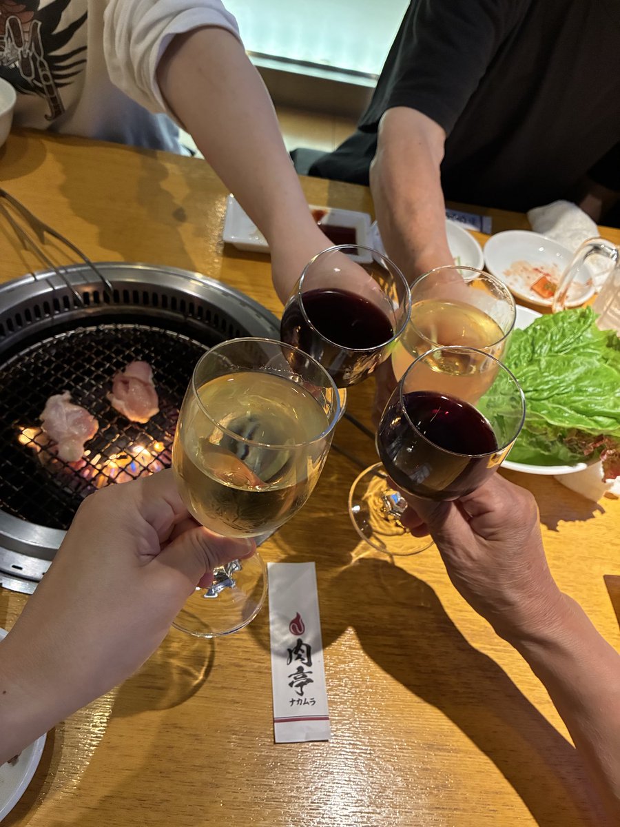 10nkom's tweet photo. 姪っ子20歳になったのでかいきーん！父、私は白派、母姪っ子は赤派です。 https://t.co/llzMOVRnZz