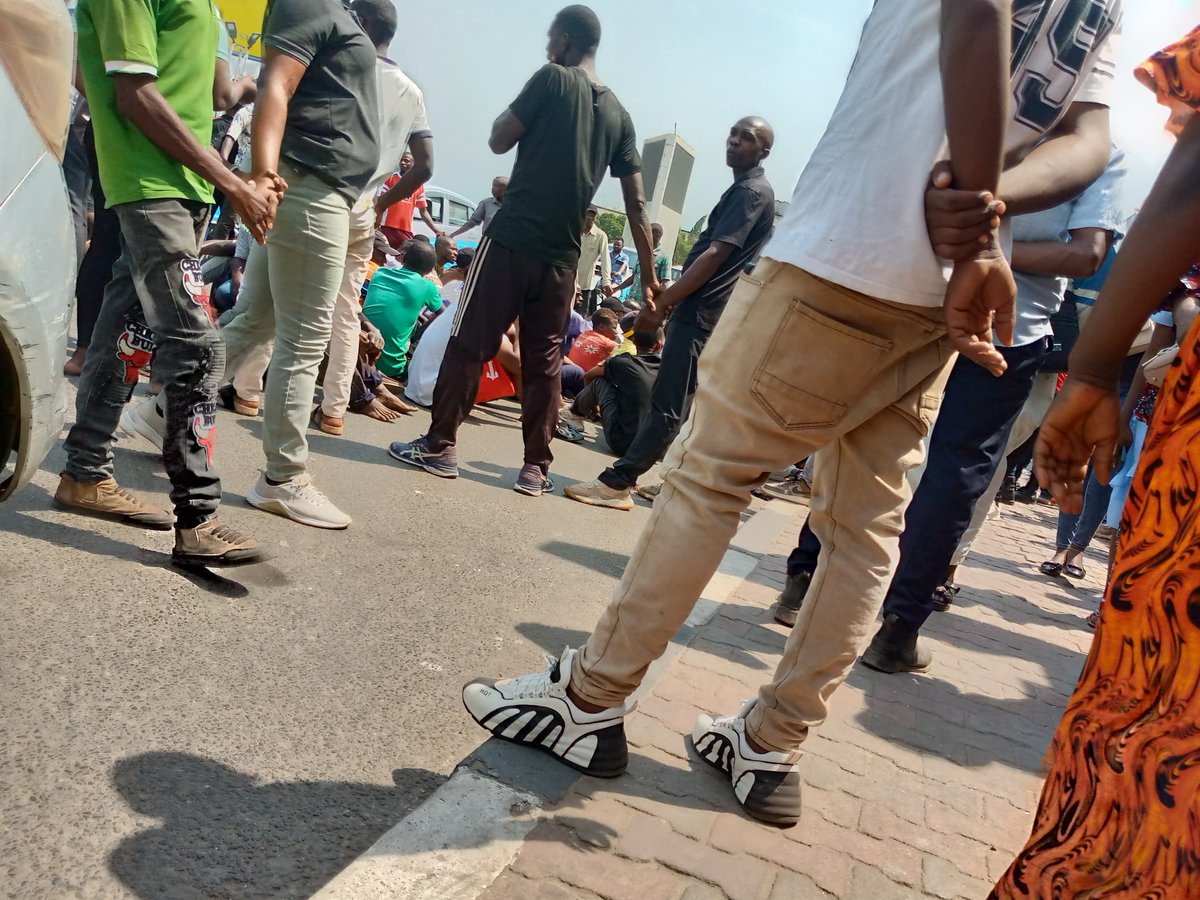 MagazineJimbere's tweet photo. 😳 Une vaste opération d'interpellation est en cours ce 6 juillet 2026 dans le centre-ville de @Bujaprov2025, notamment aux environs de #Bata et de la gare des bus. De nombreux hommes et jeunes garçons sont conduits dans des véhicules de la police

🚔 Selon les constats sur place, des personnes venues travailler, effectuer des démarches ou retirer des médicaments figurent également parmi les personnes interpellées. Plusieurs affirment qu'elles vaquaient simplement à leurs occupations

🗣️ Un responsable indique que l'opération cible les personnes considérées comme sans activité. Jusqu'à présent, seules des hommes et des jeunes garçons ont été concernés

#Burundi #Jimbere
