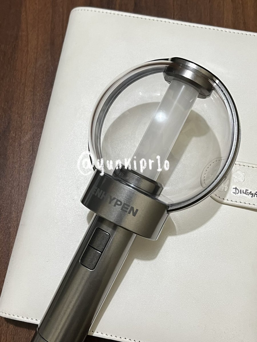 yunkipr1o's tweet photo. 🛒 wts | lfb | ph

꒰ enhypen lighstick v1 ꒱

✹ ₱950
✹ 8/10 condi (see thread) 
✹ scratches, used once at a con
✹ w box &amp; pocas 
✹ fully working
✹ no batteries included
✹ mod: sdd, ggx / jnt
✹ can do dp for reservation
✹ free pf

🖇 engene bong photocards version 1 https://t.co/8mu2cu6bLU
