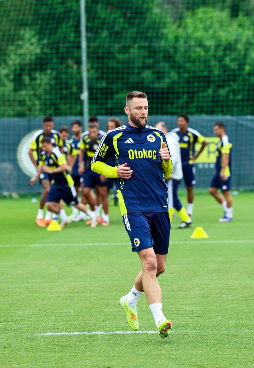 Fenerbahce_EN's tweet photo. We have completed our first training session of the Austria camp ✅ https://t.co/ShVD3tGSs3