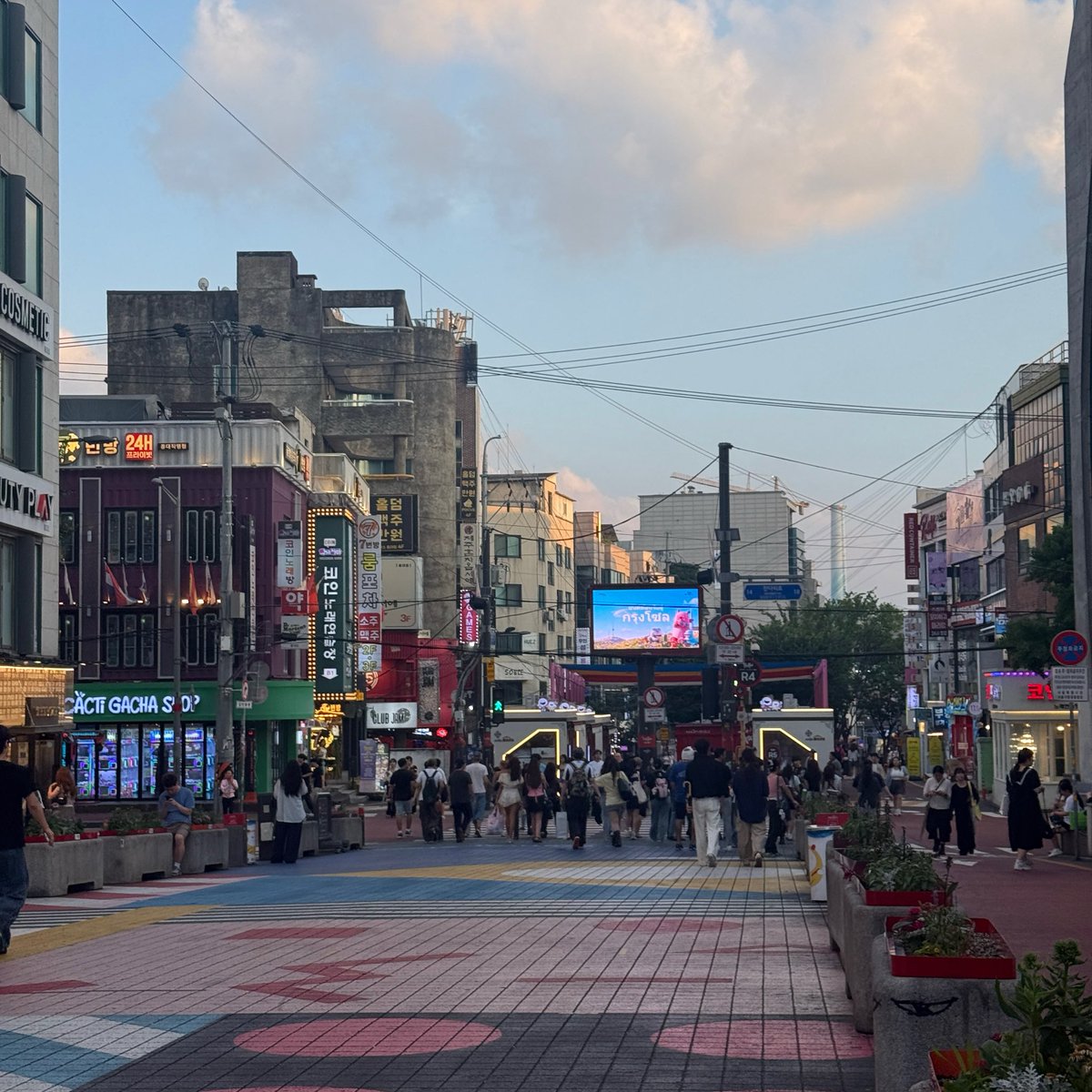 lizzymaebee's tweet photo. heart n seoul 🤍 https://t.co/UJIWv8jN8Z