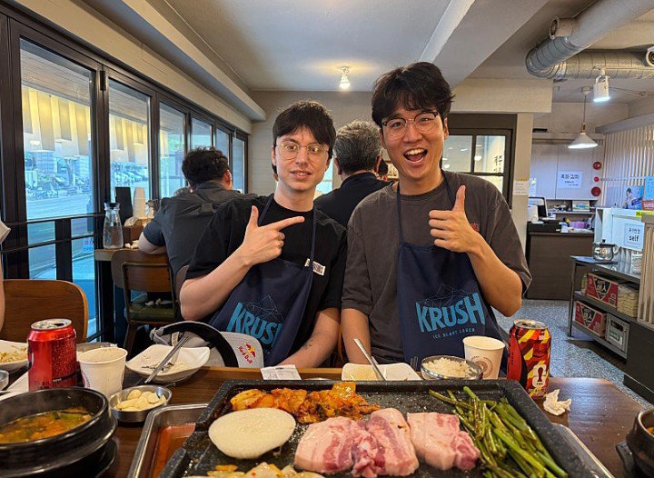 MUNHyunjunDO's tweet photo. Untara Update from Naver
Dinner with Drel (Caedrel) Hyung 🤣

"I just came back from having some meat. I talked about things like Wall's Code being fun using body language" https://t.co/UgGCeqSwMy