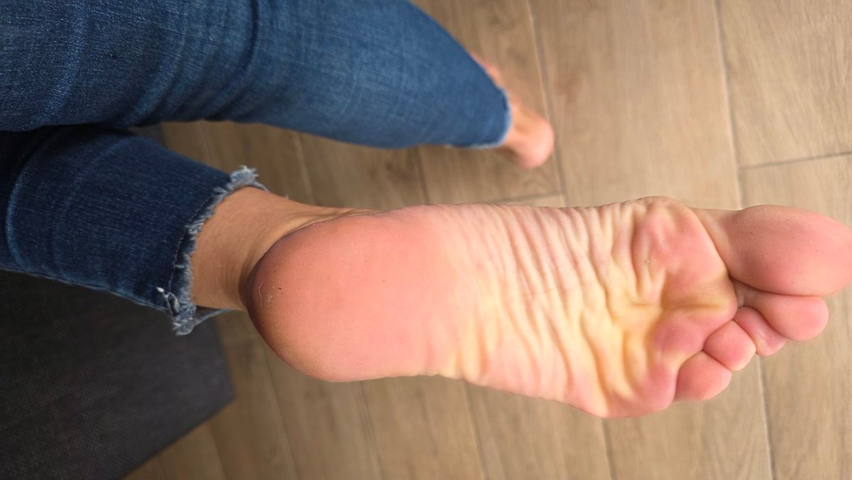 KahlanBlack's tweet photo. Good morning, footlover.
How much you like it when I lift my sole up?

@rt_feet @cheesytoesands2 @1rt3k https://t.co/W5aQ4Mu7uB