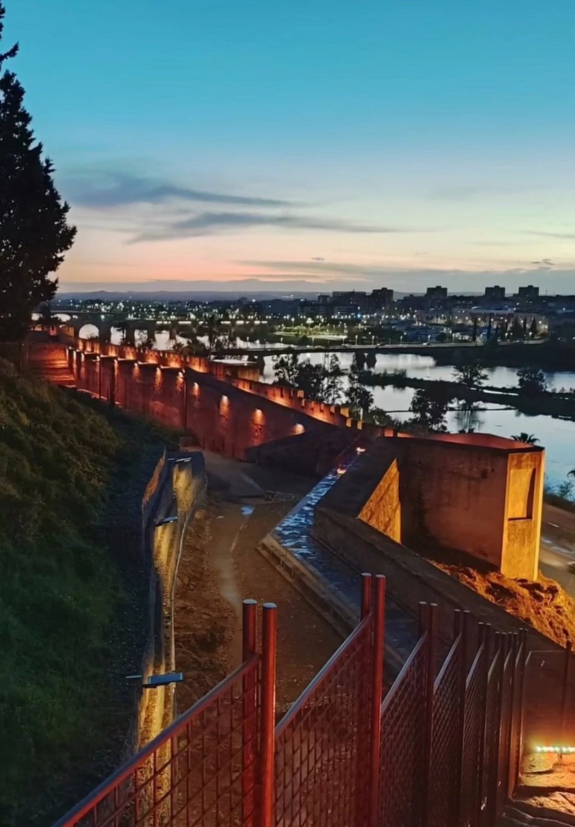 Badajoz875's tweet photo. En estos días al atardecer cuando baja  algo la calor es recomendable subir al Cerro de la muela y pasear por la Alcazaba hasta en los días más calurosos corre siempre algo de brisa y podemos disfrutar de nuestra Alcazaba (SXII) su historia y de unas vistas únicas. #Badajoz https://t.co/PYAXMqZfAK