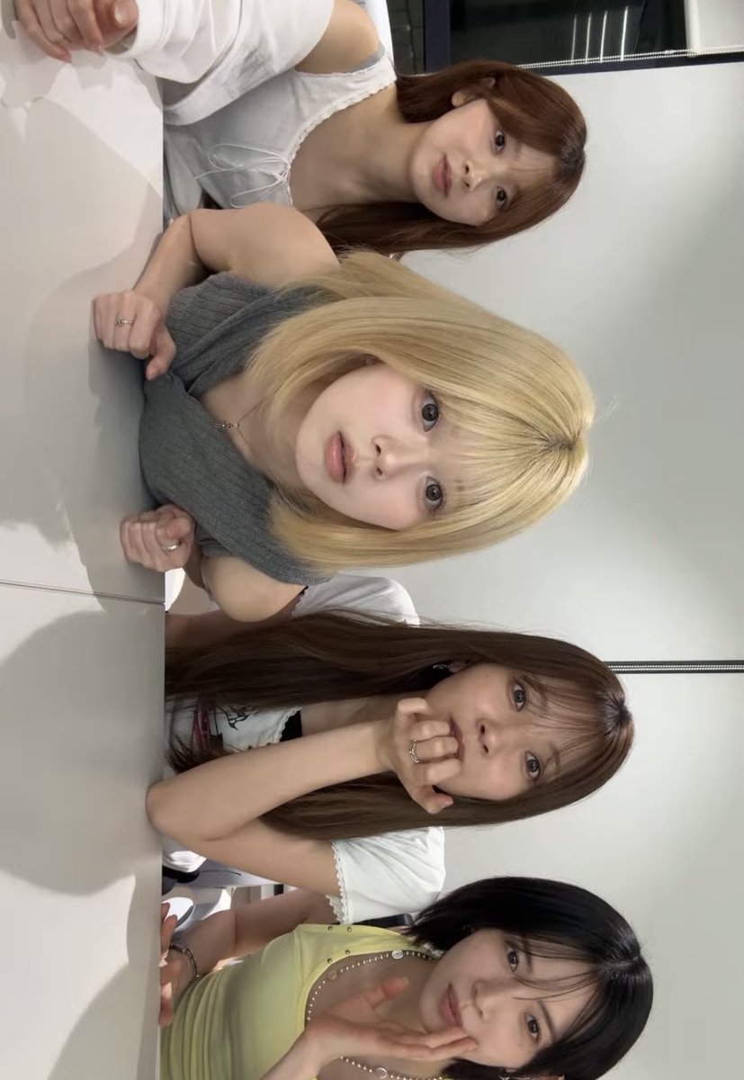 WithU_mikuchan's tweet photo. カメラの縦横設定分かってない4人組かわいすぎる笑笑笑 https://t.co/YRssgeb1sU