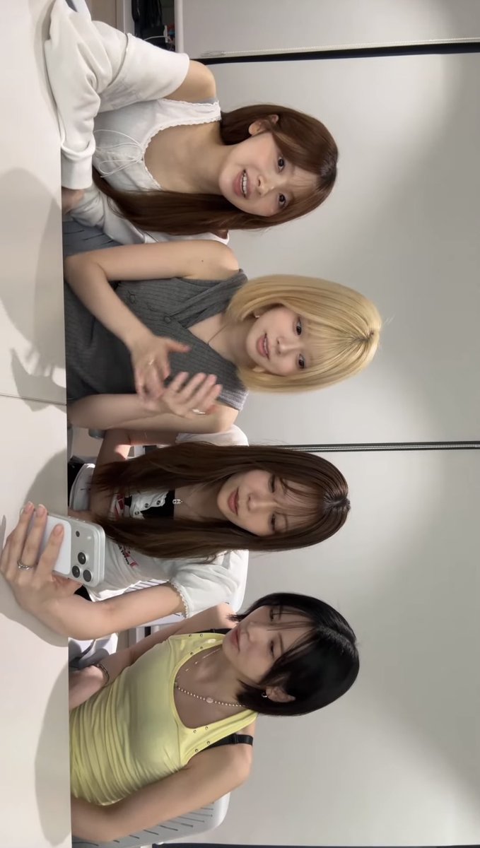 WithU_mikuchan's tweet photo. カメラの縦横設定分かってない4人組かわいすぎる笑笑笑 https://t.co/YRssgeb1sU