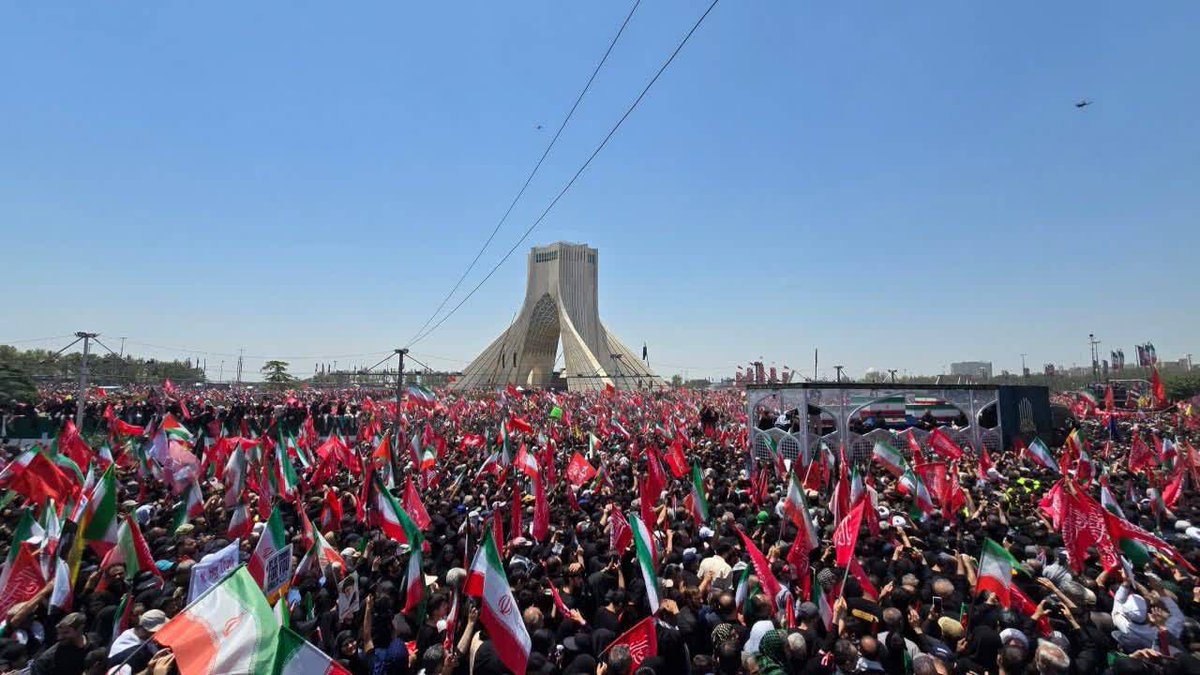 ZahraR313's tweet photo. با گریه به تشییع امام آمده‌ایم
این‌گونه به نیّت قیام آمده‌ایم 
از خون شهید خود نخواهیم گذشت
با پرچم‌ سرخ انتقام آمده‌ایم
#حی_علی_التهران https://t.co/u2v4tJpAPt