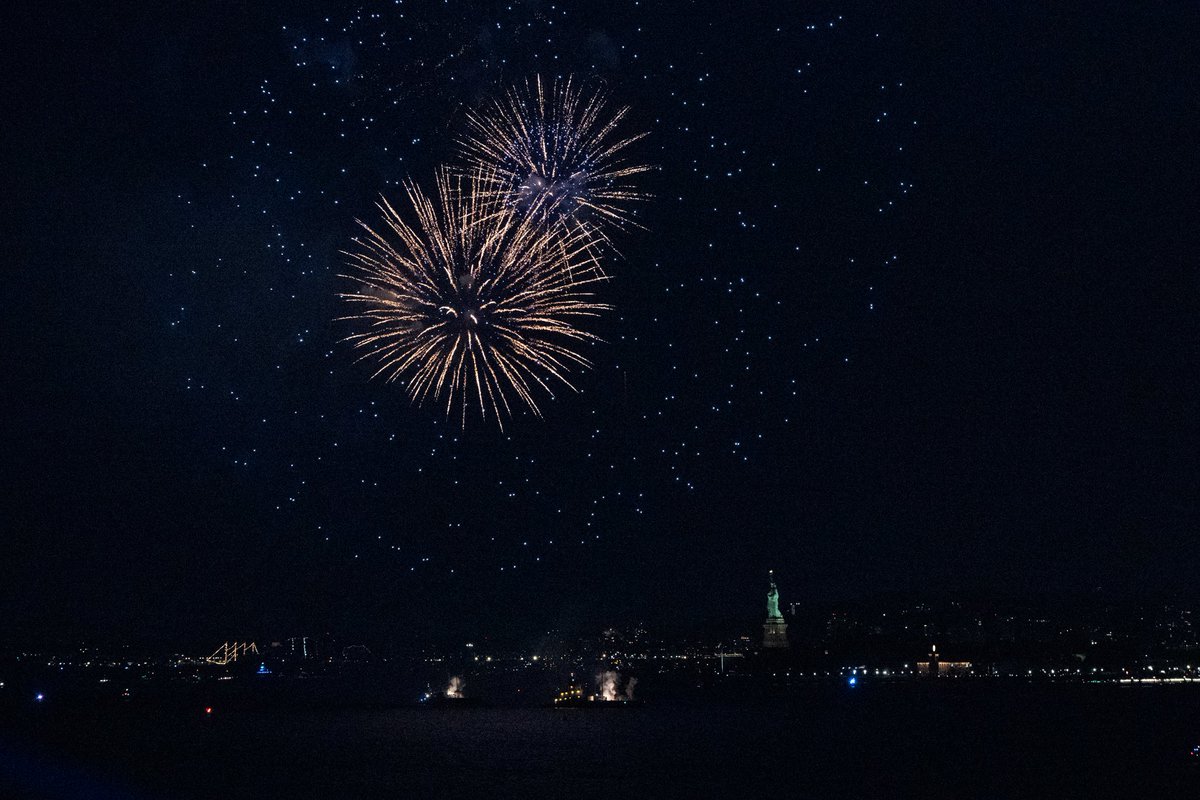 usnavyband's tweet photo. On July 4, the U.S. Navy Band Cruisers performed at the United Nations fireworks viewing party on Pier 57 in New York City.

#USNavy #INR250 #America250 #NYC https://t.co/H4IL4IfmyY