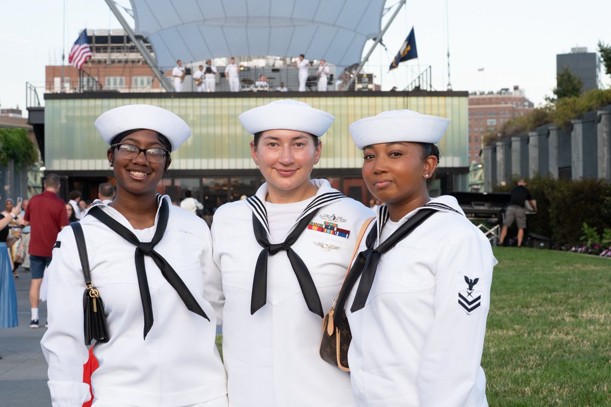 usnavyband's tweet photo. On July 4, the U.S. Navy Band Cruisers performed at the United Nations fireworks viewing party on Pier 57 in New York City.

#USNavy #INR250 #America250 #NYC https://t.co/H4IL4IfmyY