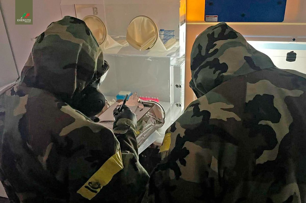 Exercito_pt's tweet photo. 🧪 𝐄𝐱é𝐫𝐜𝐢𝐭𝐨 𝐝𝐞𝐬𝐭𝐚𝐜𝐚-𝐬𝐞 𝐞𝐦 𝐜𝐨𝐦𝐩𝐞𝐭𝐢çã𝐨 𝐍𝐁𝐐𝐑 𝐧𝐨𝐬 𝐄𝐔𝐀 🇺🇸

🪖 Militares do Regimento de Engenharia N.º 1 representaram o Exército na 2026 𝘑𝘦𝘳𝘦𝘮𝘪𝘢𝘩 𝘞. 𝘑𝘰𝘩𝘯𝘴𝘰𝘯 𝘉𝘦𝘴𝘵 𝘊𝘉𝘙𝘕 𝘞𝘢𝘳𝘳𝘪𝘰𝘳 𝘊𝘰𝘮𝘱𝘦𝘵𝘪𝘵𝘪𝘰𝘯, realizada em 𝘍𝘰𝘳𝘵 𝘓𝘦𝘰𝘯𝘢𝘳𝘥 𝘞𝘰𝘰𝘥, nos Estados Unidos da América.

☣️ A competição avaliou a competência técnica, a condição física, a resiliência e a proficiência tática dos especialistas em Defesa Nuclear, Biológica, Química e Radiológica, através de cenários operacionais de elevada exigência.

👏 Entre 27 equipas participantes, o Exército 🇵🇹 alcançou o 5.º lugar da classificação geral, naquela que foi a primeira participação nacional nesta prestigiada competição internacional.

Desde sempre a honrar Portugal!
#ExércitoPortuguês #RE1 #Potencial_Humano #Cooperação_Internacional #Prontidão #Honra #Disciplina